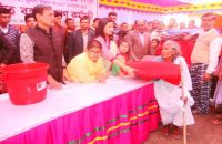 নবদ্বীপ পোদ্দার ফাউÐেশনের উদ্যোগে শীতার্তদের মাঝে কম্বল বিতরন