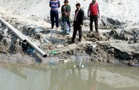 গৌরনদীতে বালু ভরাট করা খালে ইউএনওর উদ্যোগে বিকল্প পথে সেচ সরবারহ চালু