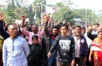 বাঁধ অপসারনের দাবিতে আগৈলঝাড়ায় কৃষকদের বিক্ষোভ মিছিল