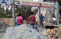 হাইকোর্টের নির্দেশে আওয়ামীলীগ অফিসের সাইনবোর্ড অপসারনসহ মুক্তিযোদ্ধা পরিবারকে জমি বুঝিয়ে দিলেন প্রশাসন