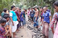 কার্পেটিং করার সঙ্গে সঙ্গে উঠে যাচ্ছে, শ্রমিকের ওপর হামলা, কাজ বন্ধ করে দিয়েছে বিক্ষুব্ধরা
