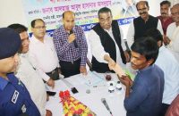 আগৈলঝাড়ায় সুবিধিাবঞ্চিত নারীদের মাঝে চেক বিতরন