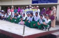 আগৈলঝাড়ায় শহীদ মুক্তিযোদ্ধা স্মৃতি স্তম্ভ পরিদর্শনে শিক্ষার্থীরা