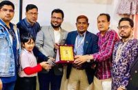 গৌরনদী২৪ ডটকমের পক্ষ থেকে মানবাধিকার  সংগঠক আজমুলকে সম্মাননা