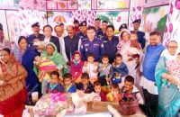 আগৈলঝাড়ায় অনাথ শিশুদের মাঝে পুলিশ সুপারের শীতের কাপড় বিতরন