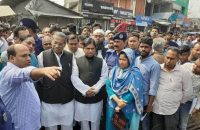 গৌরনদীতে অগ্নিকান্ডে ভস্মীভূত এলাকা পরিদর্শন করেন সাংসদ আবুল হাসানাত আবদুল্লাহ