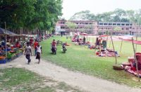 গৌরনদী-আগৈলঝাড়া স্কুল-কলেজ মাঠে সামাজিক দুরত্ব রেখে হাট বাজার