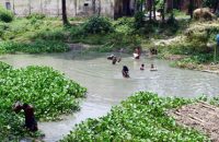 বরিশাল প্রবেশে পুলিশী বাঁধা, খাল সাতরে সীমান্ত পাড়
