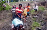 খালের বাঁধ কেটে দিল বিক্ষুব্ধ গ্রামবাসি