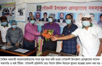গৌরনদীতে করোনা জয়ী সাংবাদিক গিয়াস উদ্দিনকে ফুলেল শুভেচ্ছা