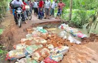 ইয়াসের প্রভাবে উজিরপুর সাতলা সড়ক ভেঙ্গে ৪ ইউনিয়নের সঙ্গে সড়ক যোগাযোগ বিচ্ছিন্ন
