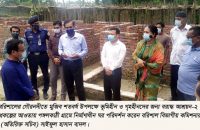 বরিশাল বিভাগীয় কমিশনারের গৌরনদীতে আশ্রয়ন প্রকল্পের নির্মাণধীন ঘর পরিদর্শন