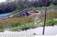 গৌরনদীতে অবৈধ ড্রেজারে বালু উত্তোলন, ঝুঁকিতে মুক্তিযোদ্ধার বসত ঘর