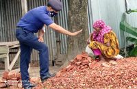কর্মহীন বৃদ্ধার জীবন সংগ্রাম, মানবেতর জীবন ও মানবিক পুলিশের সহায়তা