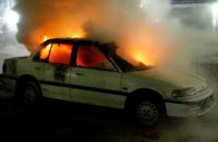 গৌরনদীতে বিশিষ্ট সমাজসেবক ও ব্যবসায়ীর গাড়িতে আগুন