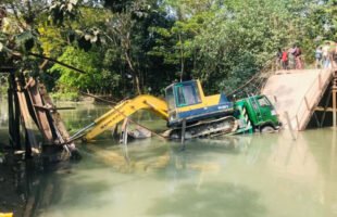 উজিরপুরে সেতু ভেঙ্গে ট্রাক খালে, ১০ গ্রামের যোগাযোগ বিচ্ছিন্ন