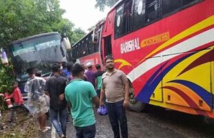 গৌরনদীতে দুটি বাসের সংঘর্ষে আহত-৩২