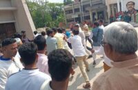 সাংসদ শাহ আলমের সামনে হাসনাতের দালাল আখ্যা দিয়ে আওয়ামীলীগ নেতাকে পিটিয়ে রক্তাক্ত জখম করলেন সাবেক উপজেলা চেয়ারম্যান ইকবাল