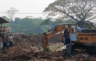 দখলমুক্ত হল টরকী-সাউদের খাল, পানি প্রবাহ সচল করতে গুড়িয়ে দেয়া হল স্থাপনা