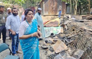 গৌরনদীতে আগ্নিকান্ডে বসতঘর ভস্মীভূত, ফায়ারকর্মী আহত-৩