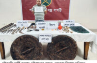 গৌরনদীতে সেনাবাহীর অভিযানে গুলি ও ইয়াবা  ট্যাবলেটসহ শীর্ষ চিহ্নিত সন্ত্রাসী  রায়হানকে গ্রেপ্তার