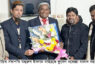গৌরনদী প্রেসক্লাবের নবনির্বাচিত সভাপতি জহুরুল  ইসলাম জহিরসহ কার্য করীকমিটিকে ফুলেল শুভেচ্ছা
