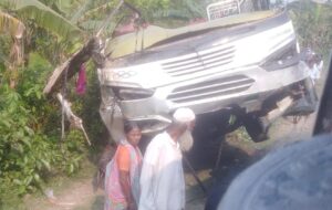  গৌরনদীতে বাস খাদে, নিহত-১ আহত-৩