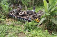  গৌরনদীতে বেপরোয়া ট্রাক সেতুর রেলিং ভেঙ্গে খালে