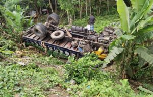  গৌরনদীতে বেপরোয়া ট্রাক সেতুর রেলিং ভেঙ্গে খালে
